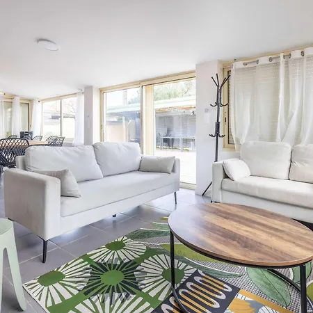 Ensemble Et Piscine Proche *