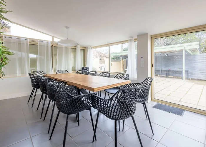 Ensemble Et Piscine Proche