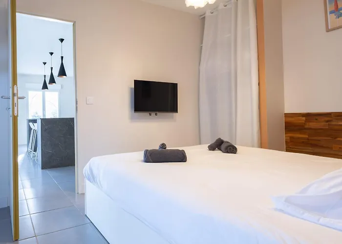 Ensemble Et Piscine Proche